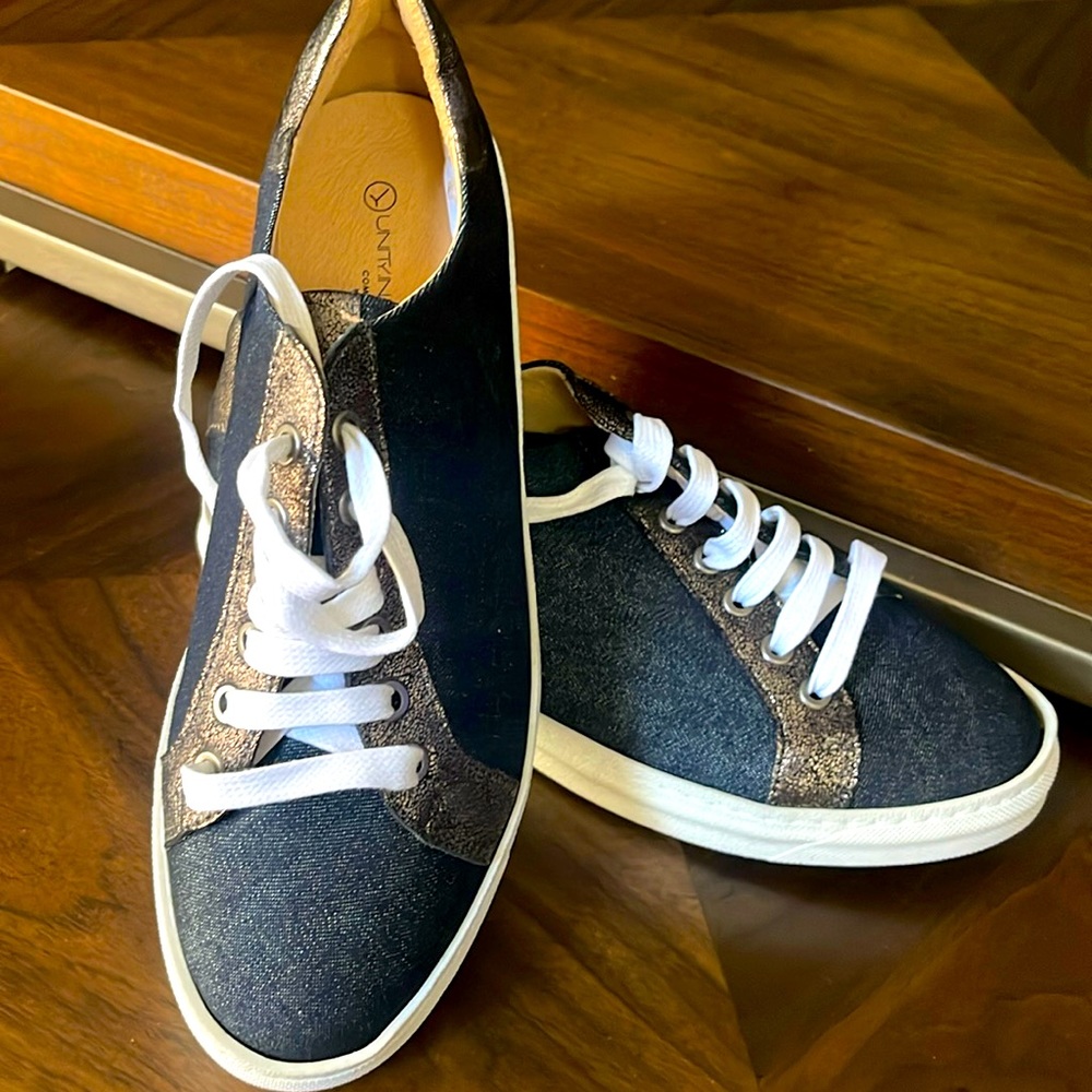 Unity in Diversity tennis shoes size 40.
